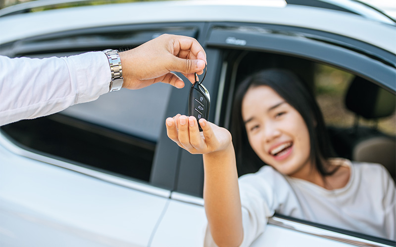 happy-woman-receiving-car-keys-rental